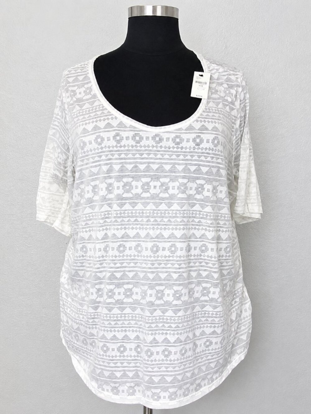 White & Gray Geometric Print Tunic Top – Relaxed 3/4 Sleeve Blouse